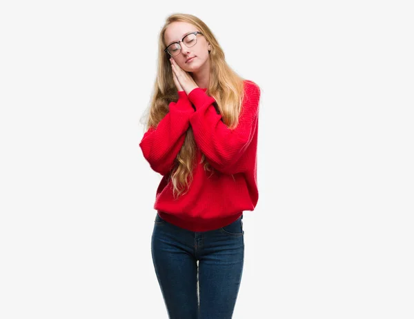 Blonde Teenager Frau Rotem Pullover Schläft Müde Träumend Und Posiert — Stockfoto