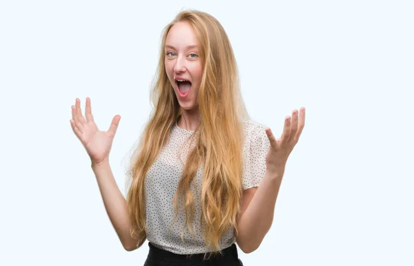 Blonde Teenager Frau Maulwurf Shirt Verrückt Und Verrückt Schreien Und — Stockfoto