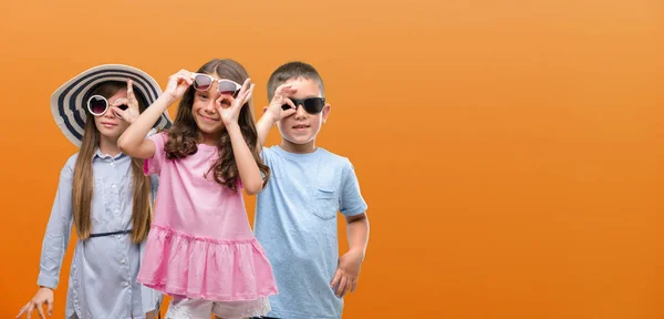 Grupo Niños Niñas Niños Sobre Fondo Naranja Con Cara Feliz — Foto de Stock