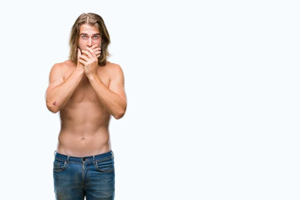 Joven Hombre Guapo Sin Camisa Con Pelo Largo Que Muestra — Foto de Stock