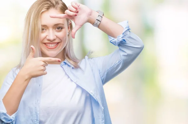 Jovem Mulher Loira Sobre Fundo Isolado Sorrindo Fazendo Quadro Com — Fotografia de Stock