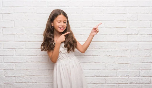 Niño Hispano Joven Sobre Pared Ladrillo Blanco Sonriendo Mirando Cámara — Foto de Stock