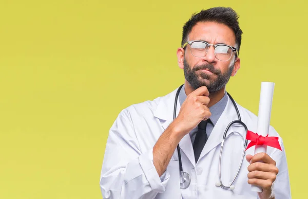 Erwachsene Hispanische Arzt Mann Mit Abschluss Über Isolierten Hintergrund Ernste — Stockfoto