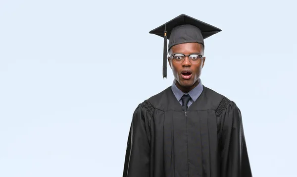 Ung Utexaminerades Afroamerikanska Mannen Över Isolerade Bakgrund Rädd Och Chockad — Stockfoto