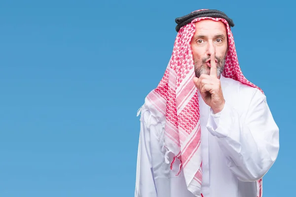 Ranghoher Arabischer Mann Der Keffiyeh Über Isoliertem Hintergrund Trägt Und — Stockfoto