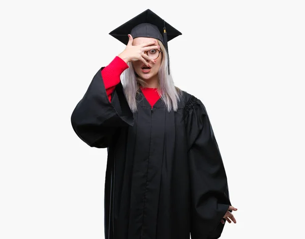 Mladá Blond Žena Nosí Postgraduální Uniforma Izolované Pozadí Prohlížení Šoku — Stock fotografie