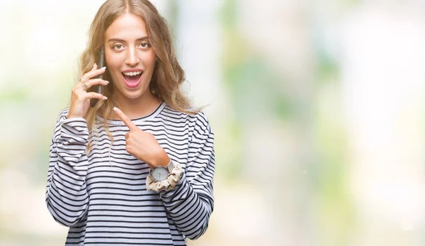 Bella Giovane Donna Bionda Che Parla Smarpthone Sfondo Isolato Molto — Foto Stock