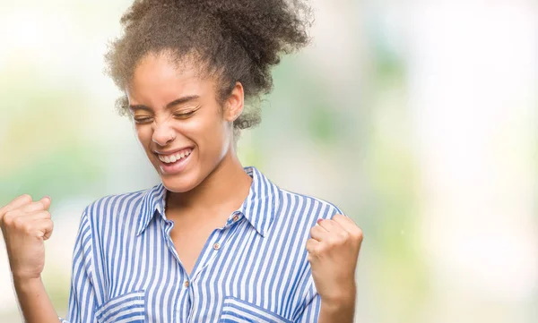 Junge Afroamerikanische Frau Mit Isoliertem Hintergrund Sehr Glücklich Und Aufgeregt — Stockfoto