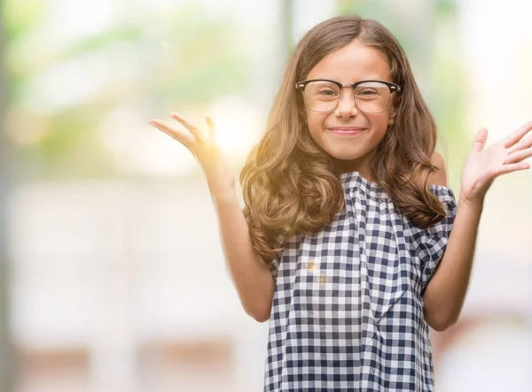 Menina Hispânica Morena Usando Óculos Muito Feliz Animado Expressão Vencedora — Fotografia de Stock