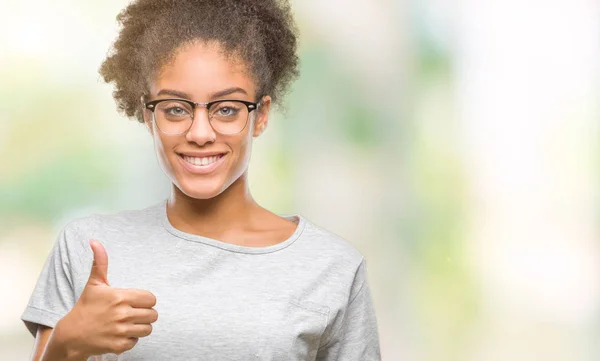 Mujer Afroamericana Joven Con Gafas Sobre Fondo Aislado Haciendo Gesto —  Fotos de Stock