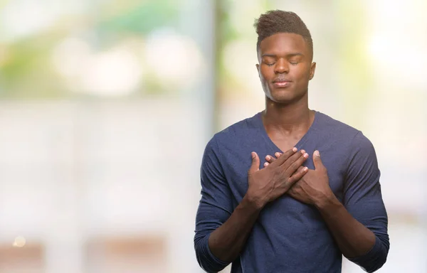 Jovem Afro Americano Sobre Fundo Isolado Sorrindo Com Mãos Peito — Fotografia de Stock