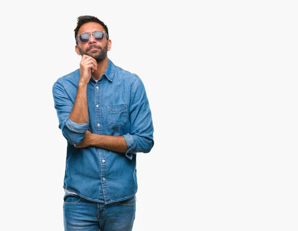 Dorosły Człowiek Hiszpanin Noszenie Okularów Przeciwsłonecznych Białym Tle Ręką Podbródek — Zdjęcie stockowe
