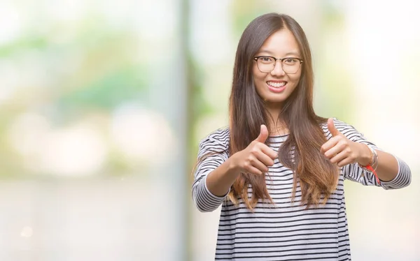 Jovem Mulher Asiática Vestindo Óculos Sobre Fundo Isolado Aprovando Fazendo — Fotografia de Stock
