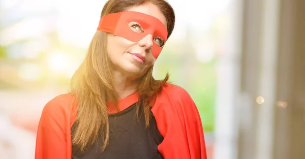 Superheldenfrau Mittleren Alters Mit Roter Maske Und Umhang Denkt Und — Stockfoto
