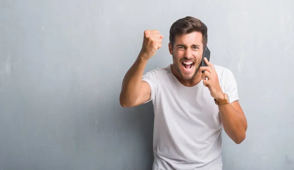 Schöner Junger Mann Über Grauer Grunge Wand Der Telefon Genervt — Stockfoto