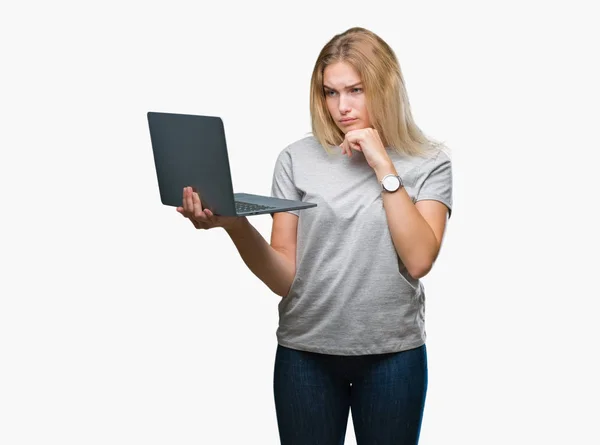 年轻的白种人妇女使用计算机笔记本电脑在孤立的背景严重的脸思考问题 非常混淆的想法 — 图库照片