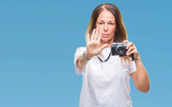 Hispanische Frau Mittleren Alters Die Fotos Mit Vintage Fotokamera Über — Stockfoto