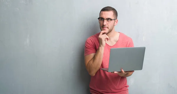 Joven Caucásico Hombre Sobre Gris Grunge Pared Usando Ordenador Portátil — Foto de Stock