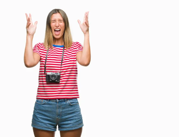 Молода Красива Жінка Робить Фотографії Використовуючи Старовинну Фотокамеру Над Ізольованим — стокове фото