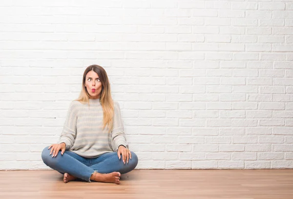 Jonge Volwassen Vrouw Zittend Vloer Witte Bakstenen Muur Huis Maken — Stockfoto