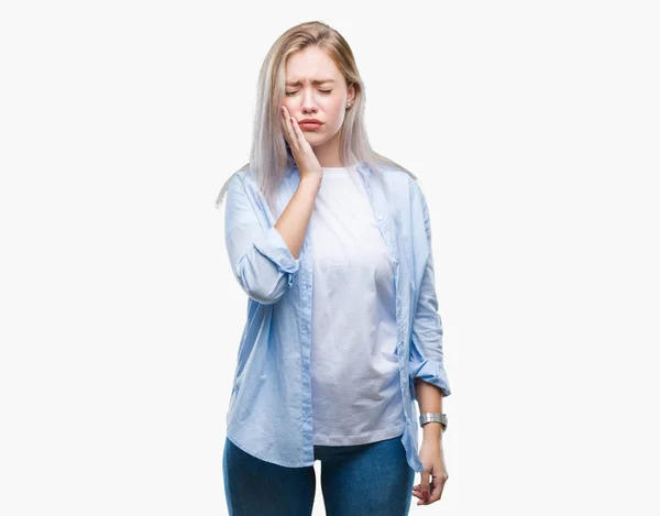 歯痛や歯の歯科病気のため痛みを伴う式で手で口に触れて分離の背景の上の若いブロンドの女性 歯医者コンセプト — ストック写真
