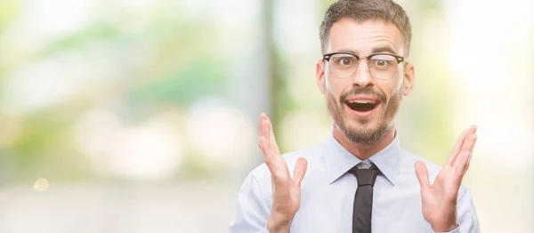 Junger Geschäftsmann Sehr Glücklich Und Aufgeregt Siegerausdruck Der Den Sieg — Stockfoto