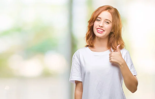 Jeune Belle Femme Sur Fond Isolé Faisant Des Pouces Heureux — Photo