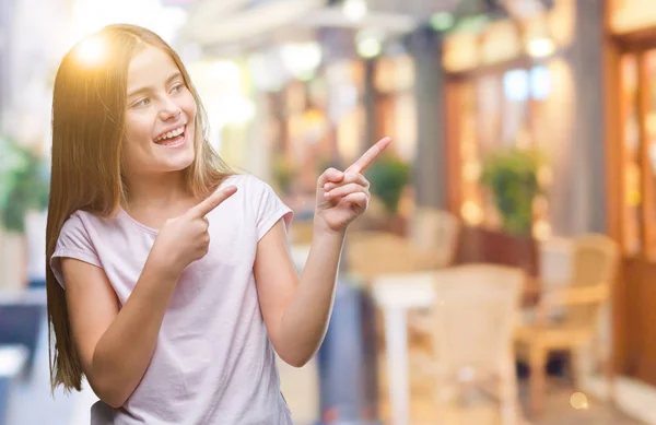 Joven Chica Hermosa Sobre Fondo Aislado Sonriendo Mirando Cámara Apuntando —  Fotos de Stock