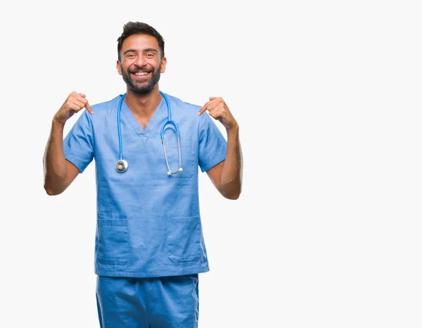 成人西班牙裔医生或外科医生在孤立的背景下看着自信的脸上的微笑 指着自己的手指自豪和快乐 — 图库照片