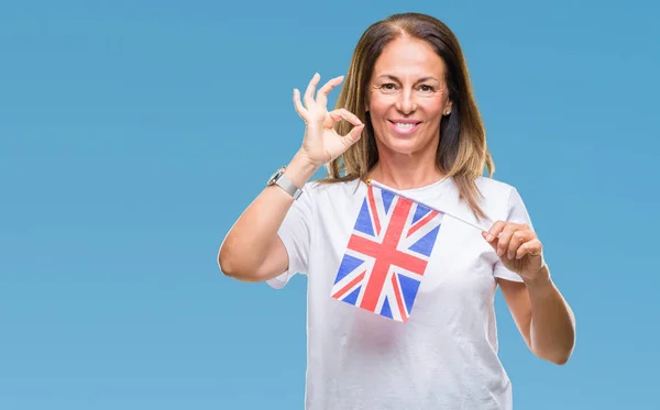 Mulher Hispânica Meia Idade Segurando Bandeira Reino Unido Sobre Fundo — Fotografia de Stock