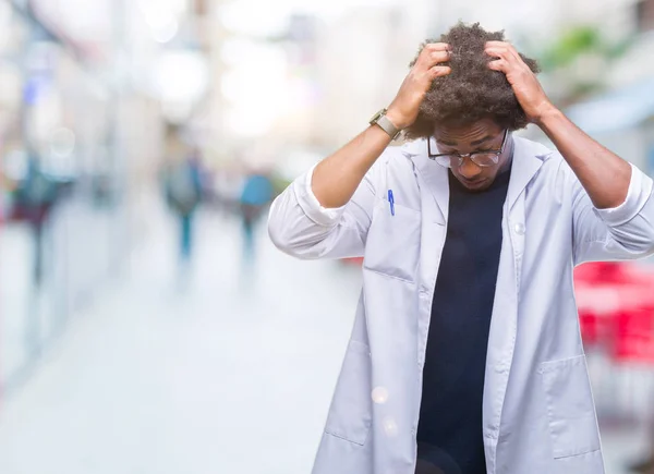 Médico Científico Afroamericano Sobre Antecedentes Aislados Que Sufren Dolor Cabeza — Foto de Stock
