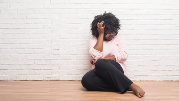Mujer Afroamericana Joven Sentada Suelo Casa Sufriendo Dolor Cabeza Desesperada — Foto de Stock