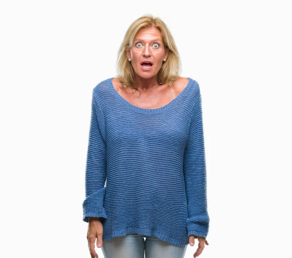 Blonde Frau Mittleren Alters Trägt Winterpullover Über Isoliertem Hintergrund Ängstlich — Stockfoto