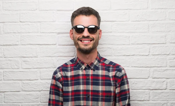Hombre Adulto Joven Con Gafas Sol Pie Sobre Pared Ladrillo —  Fotos de Stock