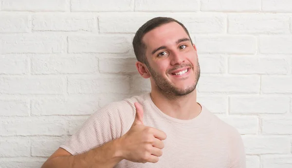 Homem Caucasiano Jovem Sobre Parede Tijolo Branco Feliz Com Grande — Fotografia de Stock