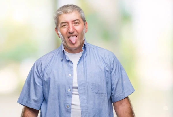 ハンサムな年配の男性の舌を付着分離背景上アウト面白い表現に満足 感情の概念 — ストック写真