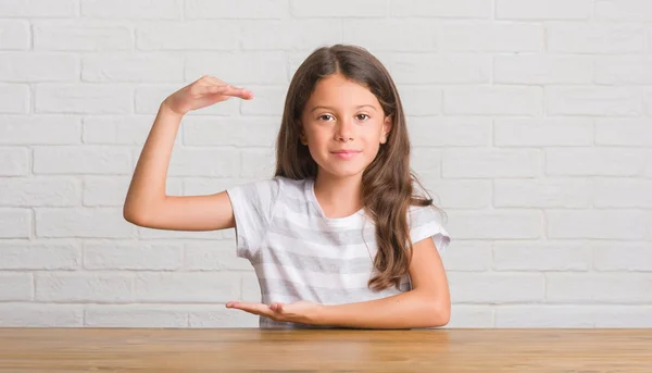 Niño Hispano Joven Sentado Mesa Casa Haciendo Gestos Con Las — Foto de Stock