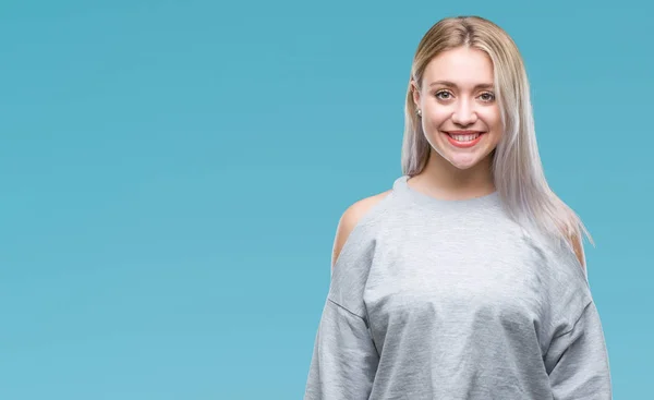 Mulher Loira Jovem Sobre Fundo Isolado Com Sorriso Feliz Legal — Fotografia de Stock