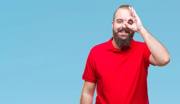 Unga Kaukasiska Hipster Man Klädd Röd Skjorta Över Isolerade Bakgrund — Stockfoto