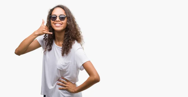 Mujer Hispana Joven Con Gafas Sol Sonriendo Haciendo Gesto Telefónico —  Fotos de Stock