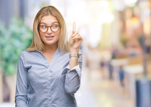 Junge Kaukasische Geschäftsfrau Mit Brille Vor Isoliertem Hintergrund Und Erhobenem — Stockfoto