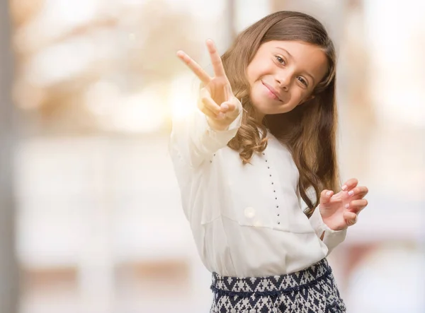 Brünettes Hispanisches Mädchen Lächelt Die Kamera Und Zeigt Finger Die — Stockfoto