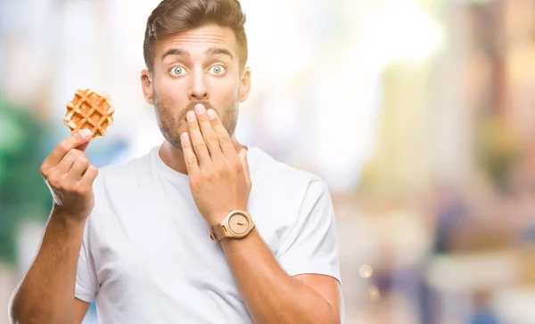 Junger Gutaussehender Mann Isst Eine Süße Waffel Über Isoliertem Hintergrunddeckel — Stockfoto