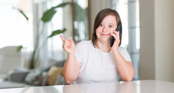 Síndrome Mujer Casa Usando Smartphone Muy Feliz Apuntando Con Mano — Foto de Stock