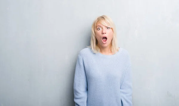 Mujer Caucásica Adulta Sobre Pared Gris Grunge Usando Suéter Invierno —  Fotos de Stock