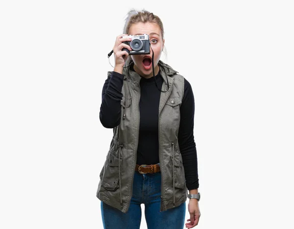 孤立した背景驚き顔 恐怖表現と興奮とショックで怖いにビンテージ カメラを使用して写真を撮る若いブロンドの女性 — ストック写真