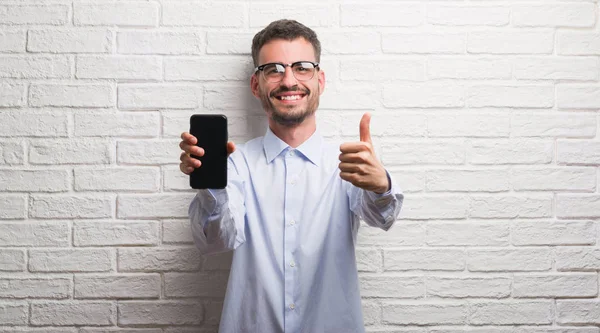 Homem Adulto Jovem Falando Telefone Sobre Parede Tijolo Branco Feliz — Fotografia de Stock