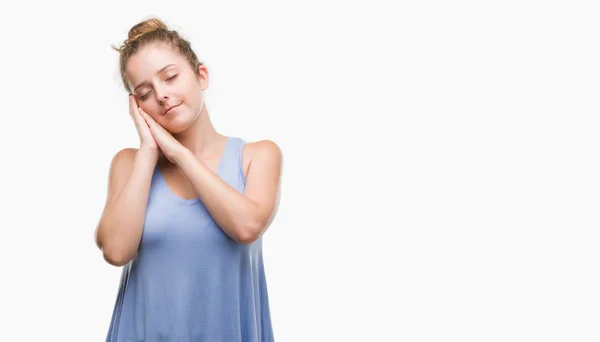 Young Blonde Woman Sleeping Tired Dreaming Posing Hands Together While — Stock Photo, Image