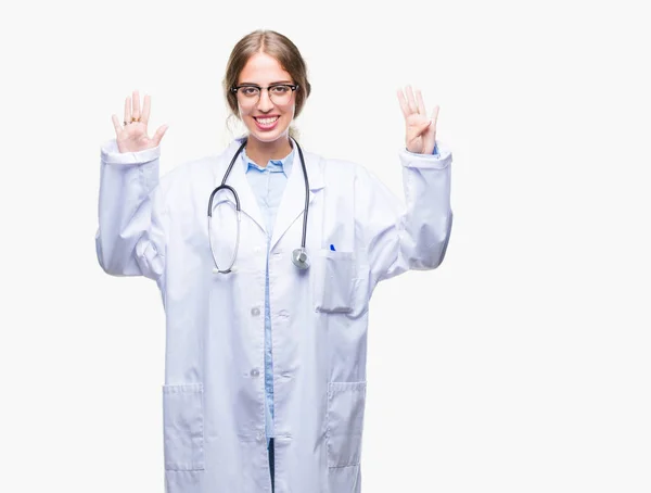 Krásná Mladá Blondýnka Doktor Žena Nosí Uniformu Zdravotní Nad Izolované — Stock fotografie
