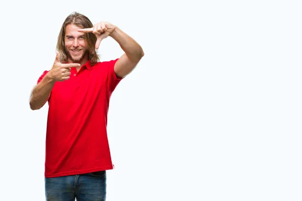 Homem Bonito Jovem Com Cabelos Longos Sobre Fundo Isolado Sorrindo — Fotografia de Stock